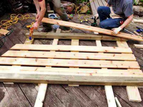 Как построить на даче и сделать для домашнего камина дровницу своими руками?