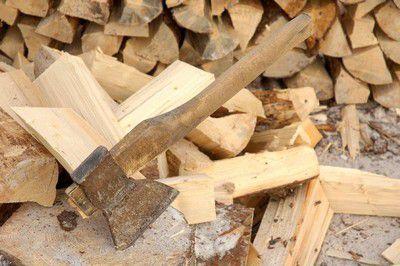 Колка дров: вручную и с помощью механизированного дровокола