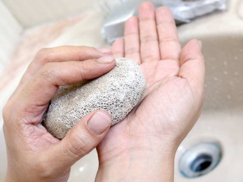 Чем отмыть монтажную пену: ТОП-10 самых эффективных способов, как очистить засохшую пену с рук, одежды и пистолета