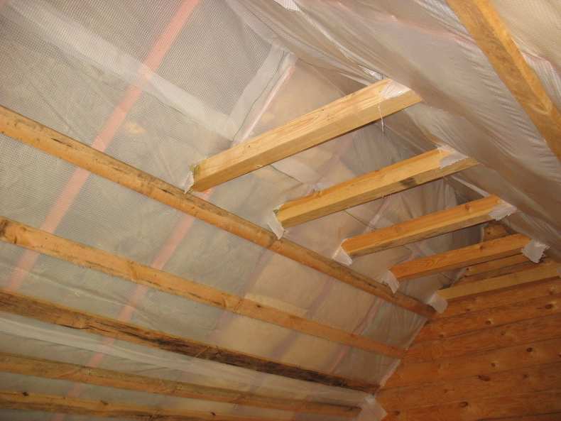 Какой стороной класть пароизоляцию на утеплитель на крышу, стены, пол и перекрытия. Правила монтажа парозащиты для новичков