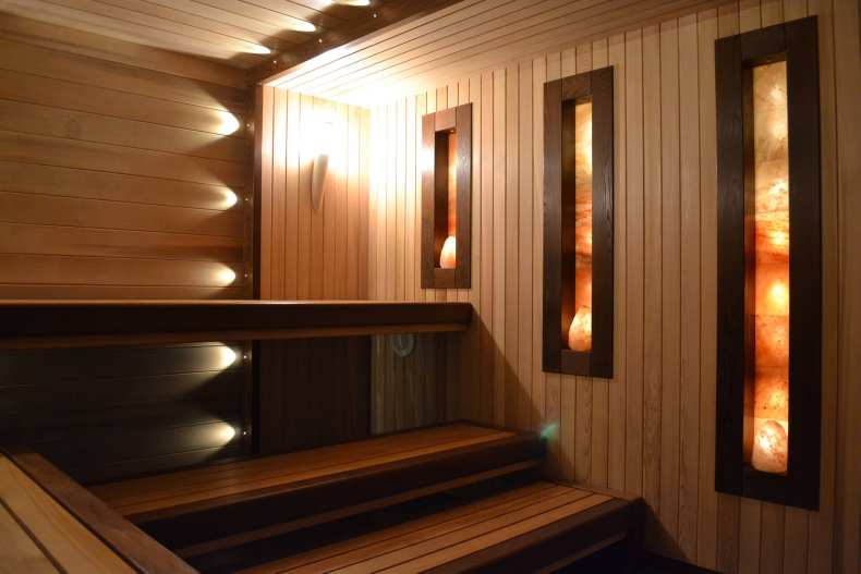 Освещение в бане: какие светильники лучше использовать в парилке и комнате отдыха? Пошаговая инструкция, как провести свет в сауну
