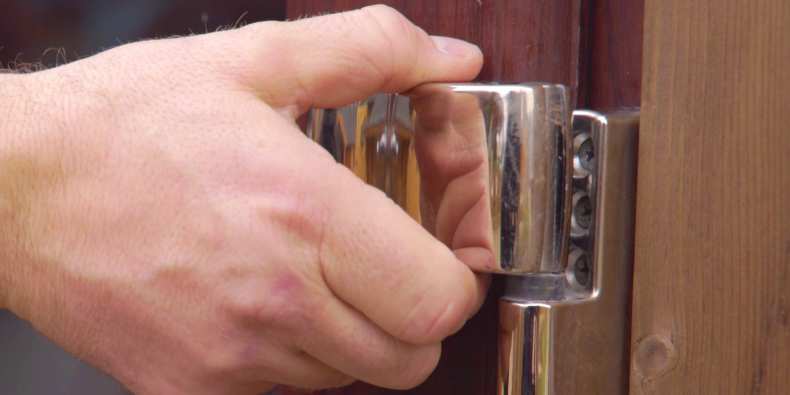 Как отрегулировать пластиковую дверь своими руками: вертикальная и горизонтальная настройка по высоте или наклону двери