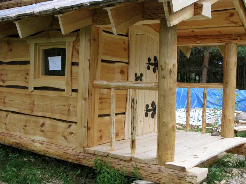 Крыльцо для бани — на даче перед входом: возведение деревянного с навесом крыльца своими руками, виды и способы установки