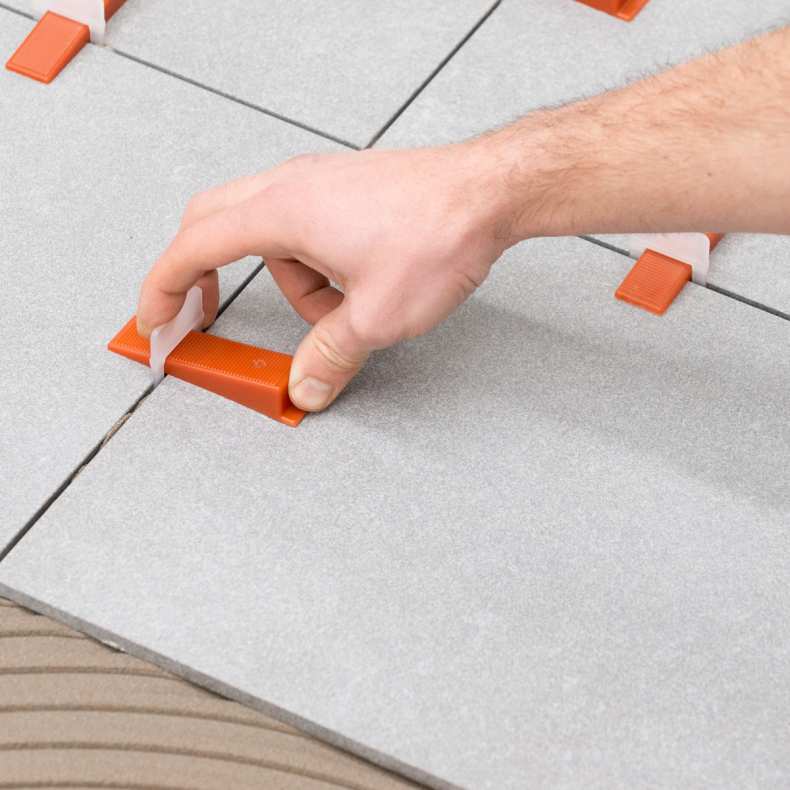 Как положить плитку на деревянный пол своими руками? Технология укладки керамической плитки на пол из досок по лагам на кухне или в ванной