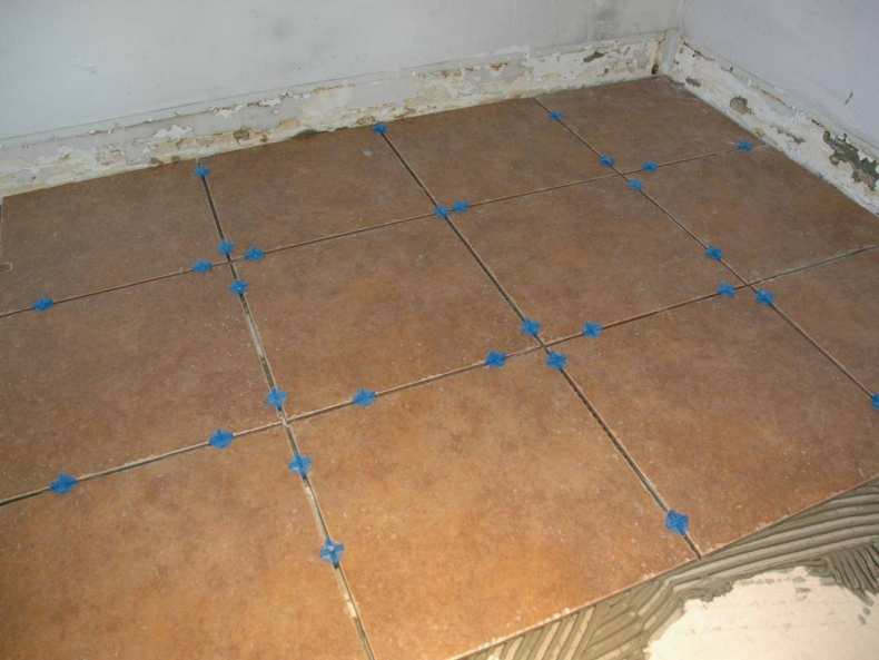 Как положить плитку на деревянный пол своими руками? Технология укладки керамической плитки на пол из досок по лагам на кухне или в ванной