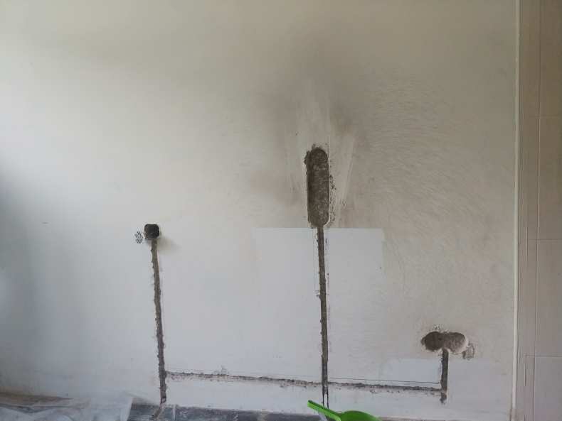 Как штробить стены под проводку перфоратором или болгаркой без пыли? Схема прокладки проводки в кирпичном и панельном доме