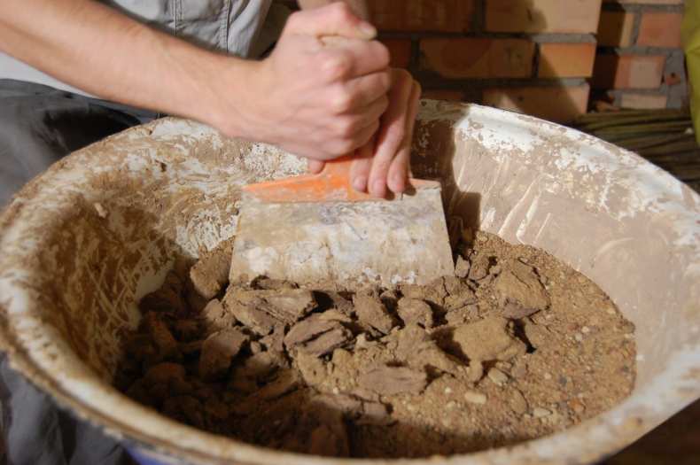 Шамотная глина: описание свойств, плюсов и минусов, инструкции по применению и рецептов, как приготовить раствор для печи