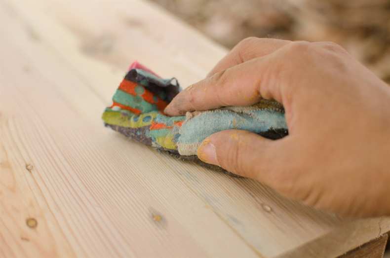 Шпаклевка для деревянного пола: подбор готового состава и способа нанесения. Обзор акриловых, масляных и на растворителе смесей