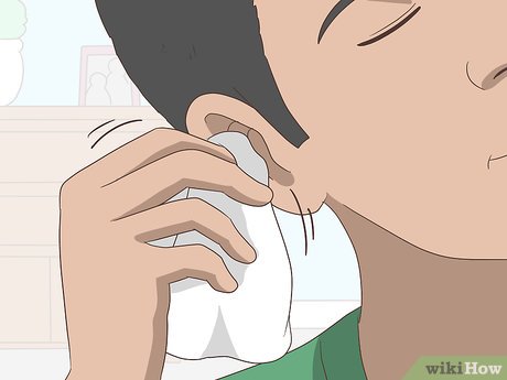 Как избавиться от воды в ушах после бассейна