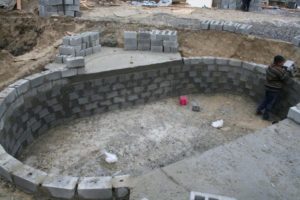 Как построить бассейн из блоков?
