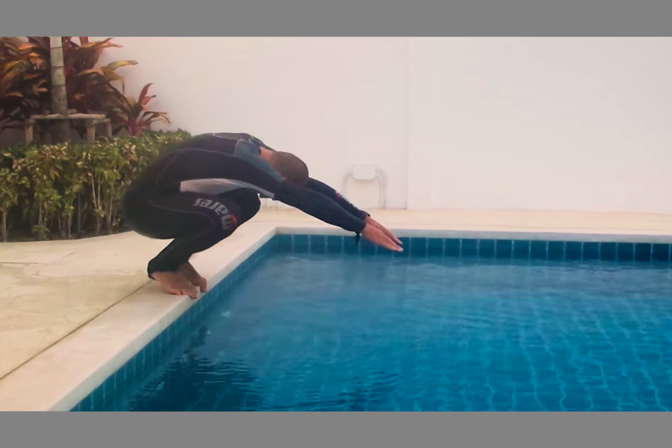 Как прыгнуть в бассейн правильно?