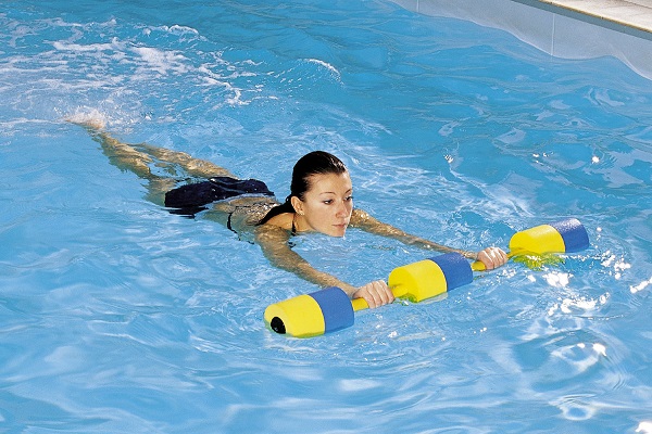 Какую пользу приносит плавание в бассейне?