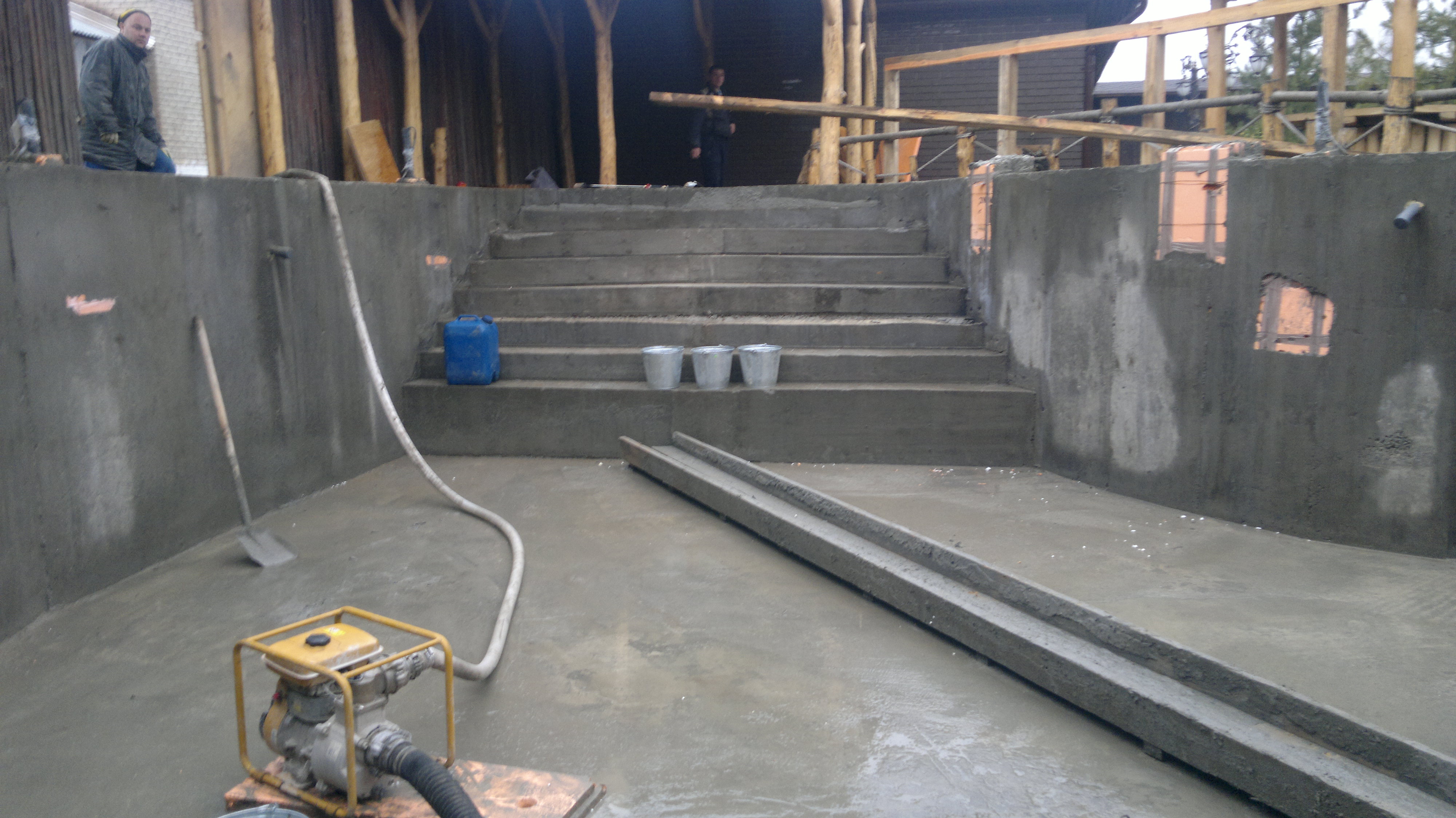 Лестница для бассейна из бетона