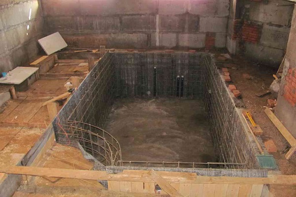 Постройка бассейна на первом этаже дома